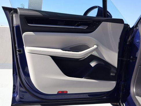 Certified 2025 Porsche Macan Electric RWD image 13