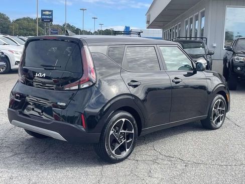 Used 2023 Kia Soul EX image 3