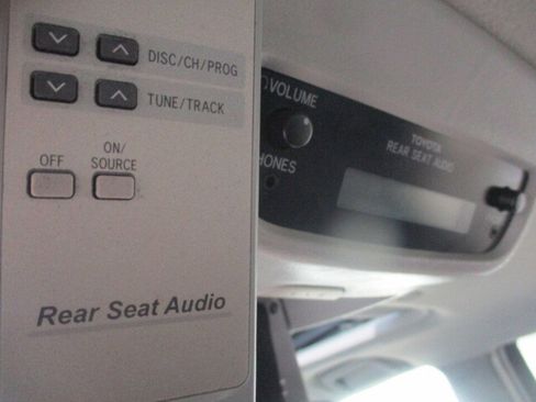 Used 2004 Toyota Sienna XLE 4 Door FWD**1 Owner/Leathe image 28