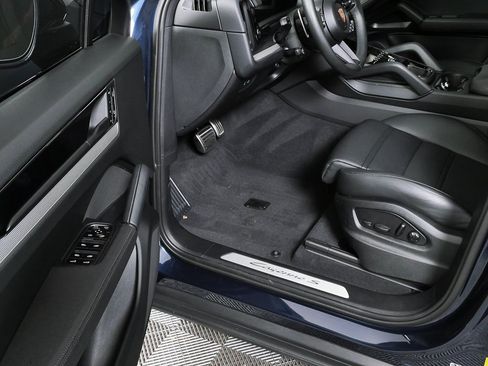 Certified 2025 Porsche Cayenne S image 8