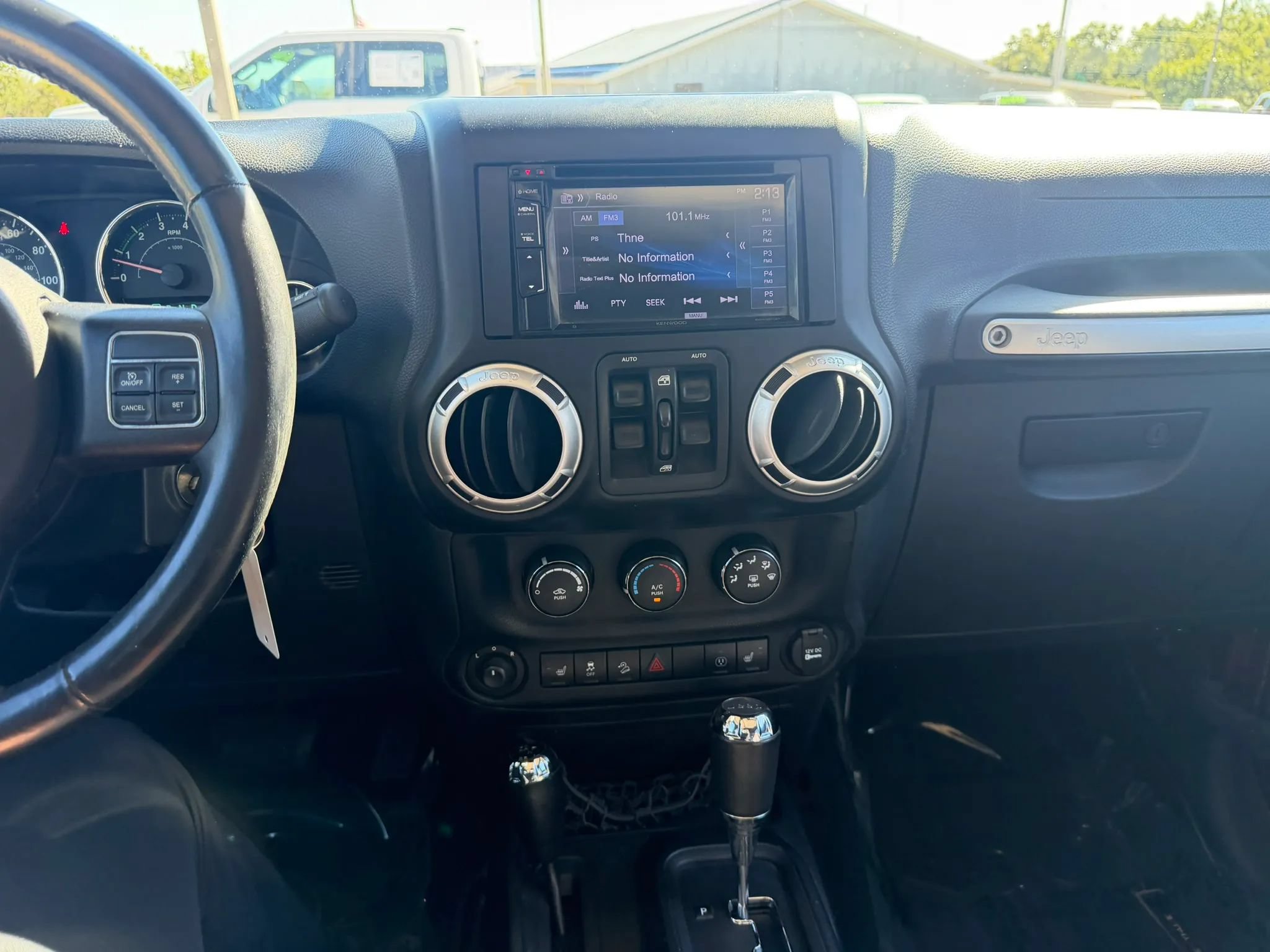 Used 2014 Jeep Wrangler Unlimited Sahara w/ Connectivity Group AWD/4WD image 23