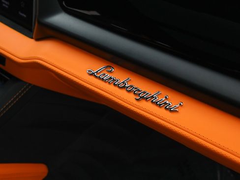 Used 2026 Lamborghini Urus SE AWD/4WD image 15