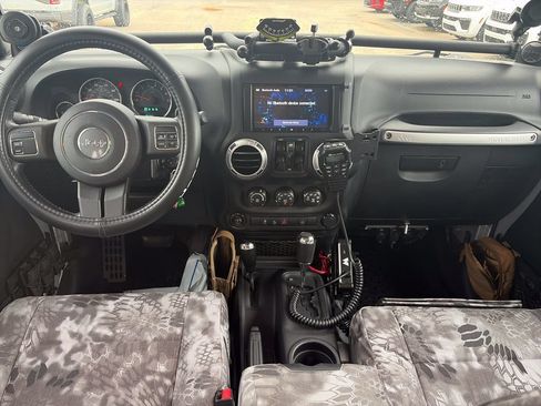 Used 2011 Jeep Wrangler Unlimited Rubicon AWD/4WD image 13