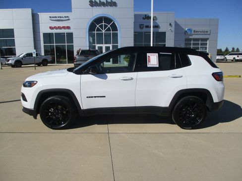 Used 2022 Jeep Compass Latitude image 3