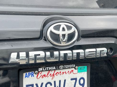 Used 2017 Toyota 4Runner SR5 AWD/4WD image 21