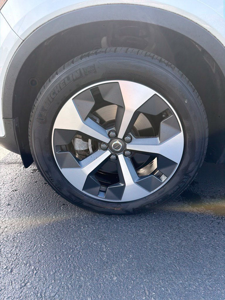 Certified 2024 Volvo XC40 B5 Core AWD/4WD image 4