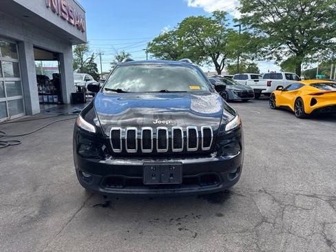 Used 2018 Jeep Cherokee Latitude Plus w/ Cold Weather Group AWD/4WD image 7