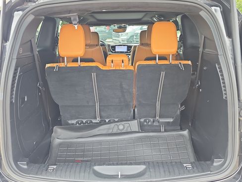 Used 2023 Chrysler Pacifica Pinnacle FWD image 10