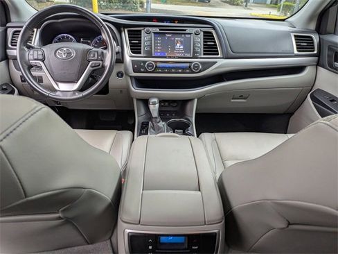 Used 2019 Toyota Highlander SE image 22
