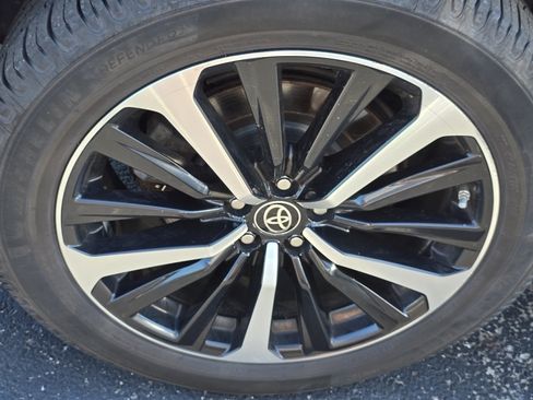 Used 2021 Toyota Highlander XSE AWD/4WD image 10