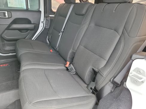 Used 2018 Jeep Wrangler Unlimited Sahara image 7