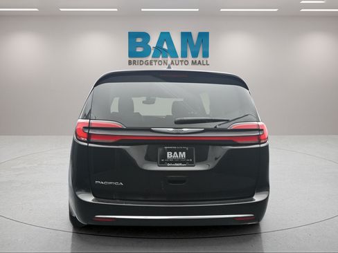 Used 2024 Chrysler Pacifica Touring-L FWD image 5