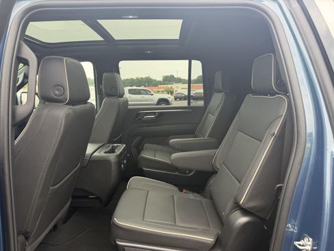 Used 2025 Chevrolet Suburban Premier w/ Sun And Tow Package AWD/4WD image 15