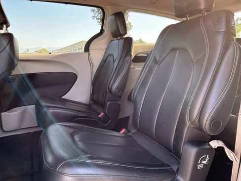 Used 2023 Chrysler Pacifica Touring-L FWD image 18
