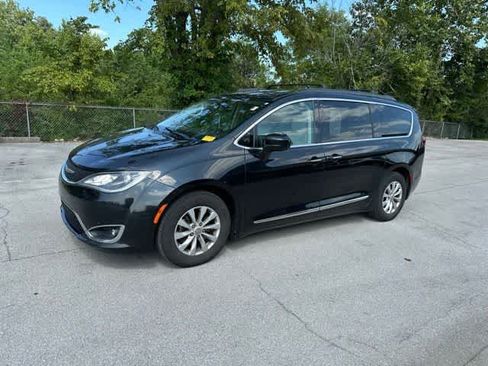 Used 2017 Chrysler Pacifica Touring-L FWD image 2