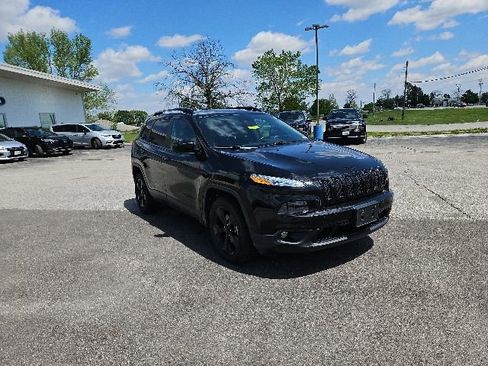 Used 2018 Jeep Cherokee Latitude w/ Altitude Package FWD image 4