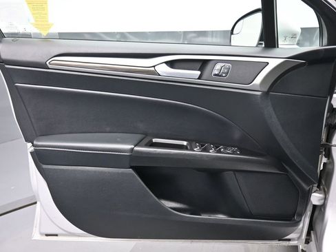 Used 2017 Ford Fusion SE image 9