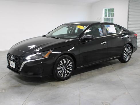 Used 2024 Nissan Altima 2.5 SV image 4