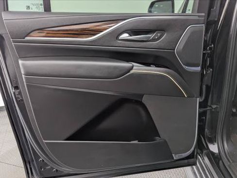Used 2022 Cadillac Escalade ESV Luxury AWD/4WD image 16