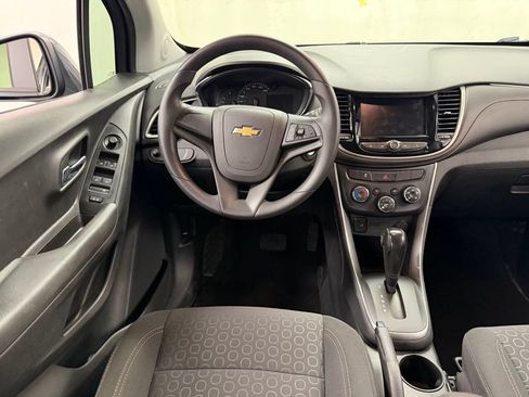 Used 2020 Chevrolet Trax LS FWD image 28