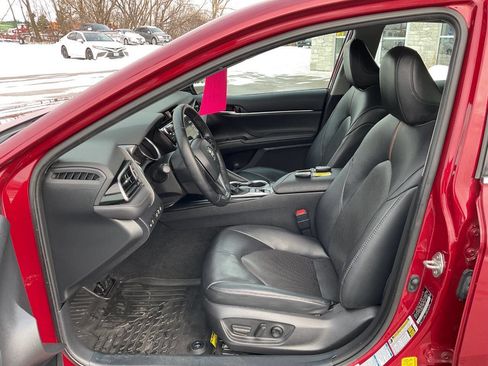 Used 2020 Toyota Camry XLE image 13