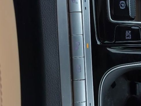 Used 2024 Kia Carnival EX image 11