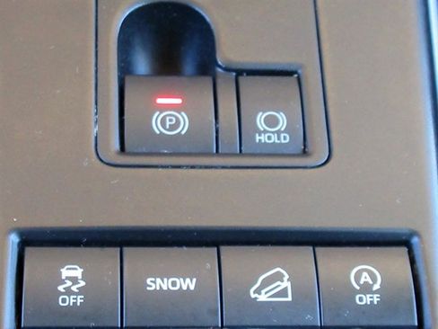 Used 2020 Toyota Highlander XLE image 32