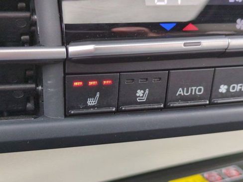 Used 2025 Toyota Sienna Limited image 15