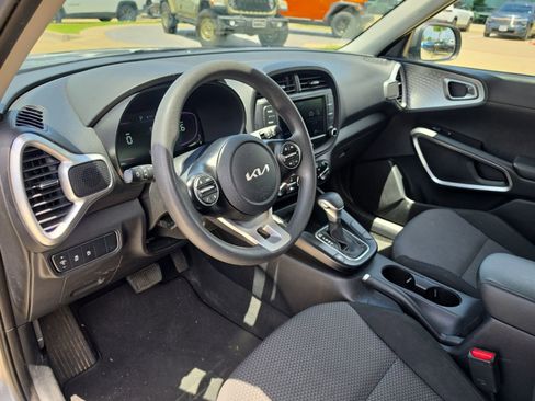 Used 2023 Kia Soul LX w/ LX Technology Package FWD image 10