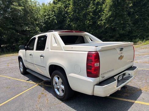 Used 2012 Chevrolet Avalanche LTZ RWD image 5