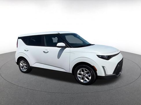 Used 2025 Kia Soul LX w/ LX Technology Package FWD image 2