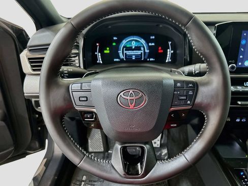 Used 2025 Toyota Camry SE w/ Convenience Package FWD image 9