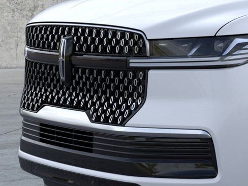New 2025 Lincoln Navigator Reserve AWD/4WD image 17