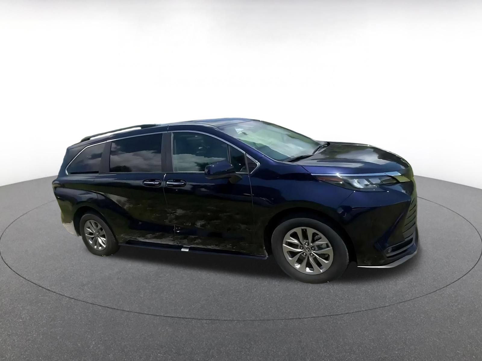 Used 2025 Toyota Sienna XLE FWD image 2
