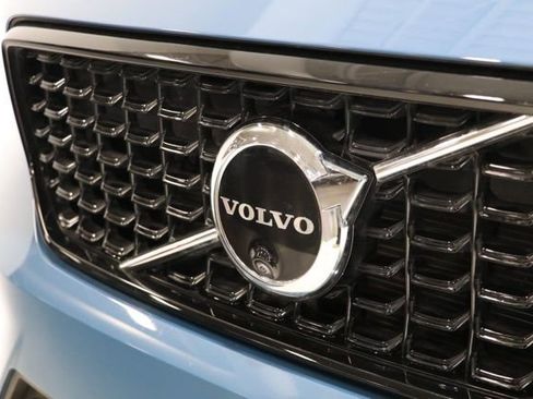 Used 2025 Volvo XC40 B5 Plus image 10