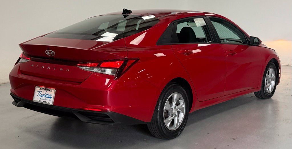 Used 2021 Hyundai Elantra SE FWD image 3