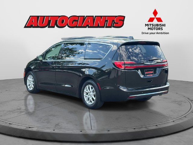 Used 2023 Chrysler Pacifica Touring-L FWD image 6