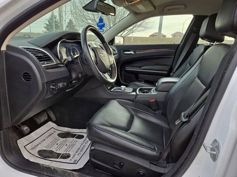 Used 2019 Chrysler 300 Limited image 2