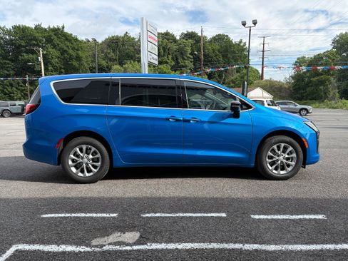 New 2027 Chrysler Pacifica Select AWD/4WD image 6