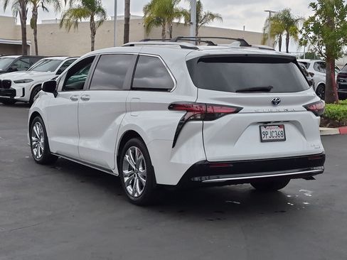 Used 2024 Toyota Sienna Platinum FWD image 8