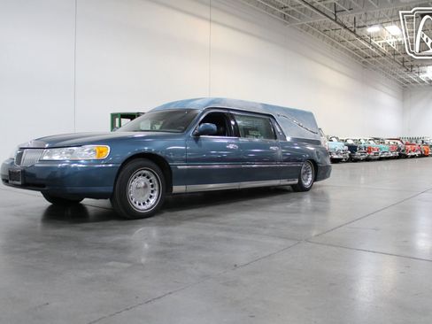Used 2001 Lincoln Town Car Executive RWD image 3