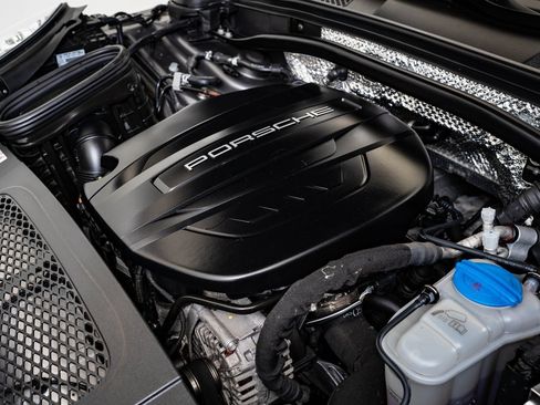 Certified 2018 Porsche Macan image 43