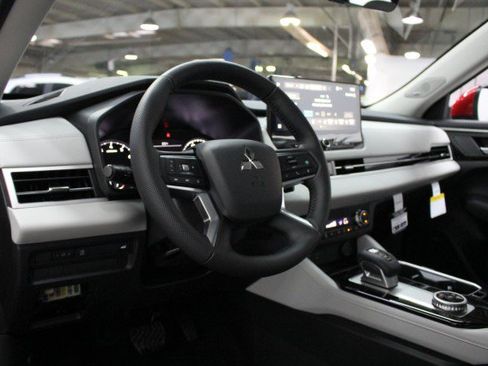 New 2026 Mitsubishi Outlander SE image 5