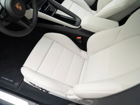 New 2026 Porsche Macan Electric RWD image 17