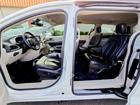 Used 2022 Chrysler Pacifica Touring-L FWD image 10