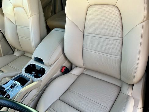 Used 2022 Porsche Cayenne Platinum Edition image 42