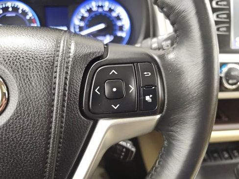 Used 2014 Toyota Highlander XLE image 19