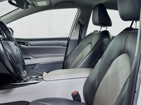 Used 2019 Toyota Camry XLE FWD image 6