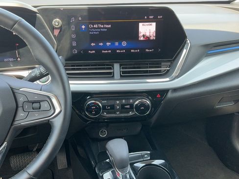 Used 2025 Chevrolet Trax LT w/ LT Convenience Package FWD image 8