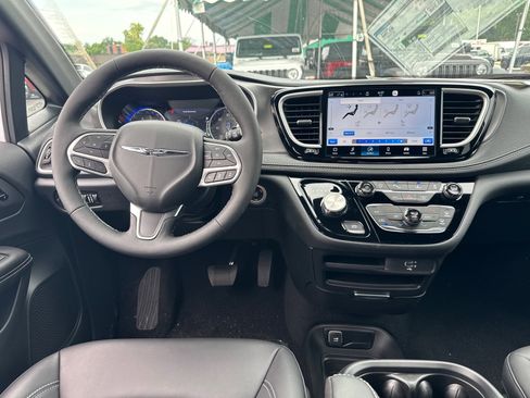 New 2026 Chrysler Pacifica Select FWD image 8